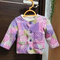 美品!オススメ!リバ-シブルアウタ-オフ白×ピンク花柄・size80女の子☆のサムネイル