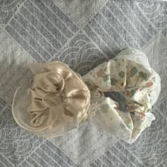 シュシュ 2点セット ベージュ系 花柄のサムネイル