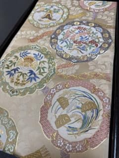 銘品新品】西陣名家機元「帯のあらた」織出し刺繍「縁起物絵皿文様 