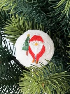 くるみボタン　刺繍　クリスマスのサムネイル