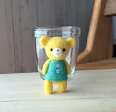 くまさん*羊毛フェルト*ハンドメイド*ブローチ*イエロー*グリーン