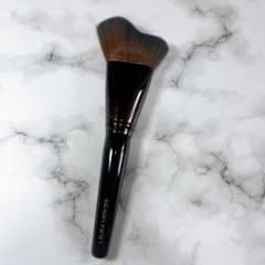 美品】laura mercier グロウパウダーブラシ - メルカリ