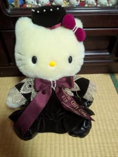 Hello Kitty 限定シリアルナンバー入りぬいぐるみのサムネイル