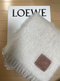 値下げしました LOEWE クリーム色 フリンジ付きマフラーのサムネイル