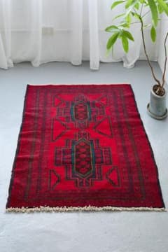 ヴィンテージラグ　トライバルラグ　バルーチ族（137×83cm）赤・灰色・濃茶 ヴィンテージラグ トライバルラグ バルーチ族（137×83cm）赤