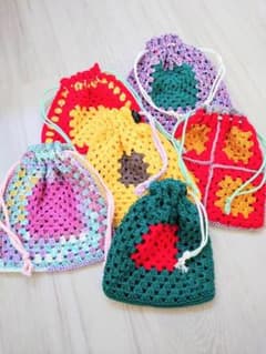【ハンドメイド】カラフルなグラニースクエア巾着袋のサムネイル