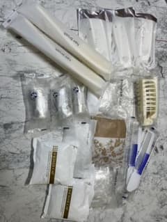 【便利なセット】ホテルアメニティ シャワーキャップ＆ヘアコームのサムネイル