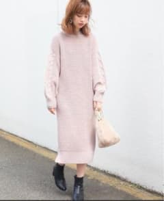 【natural couture】ニットワンピース（ピンクベージュ）のサムネイル