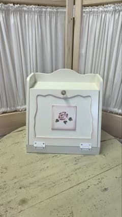 【限定特価)マニーローズ取手と薔薇ステンシルの ブレッドボックスピンク　パイン材 マニーローズタイルとフリルデザインが上品な木製ブレッドボックス