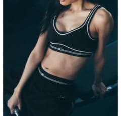 Alo ヨガウェア　セットアップ　ブラMサイズ　レギンスXSサイズ ALO Yoga Mサイズ レギンス ブラトップセット上下 ブラック - メルカリ