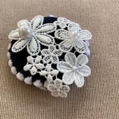 ミナペルホネンハンドメイド 花刺繍とレースのブローチ - メルカリ