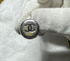 CHANEL シルバー ロゴ ピアス(片耳用) - メルカリ