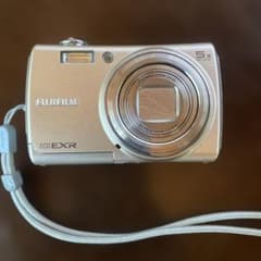 FUJIFILM FinePix F200EXR 本体 充電器なし - メルカリ