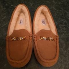 UGG オレンジ モカシン 24cm UGG アグ ビジュー モカシン 24cm ブラウン ボア - メルカリ