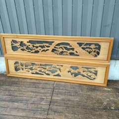 昭和レトロな木彫りの欄間（両面ガラス入り）2️⃣竹と梅 A壁 昭和レトロ 彫刻欄間 木製 松竹梅 透かし彫り 和室建具 2枚セット