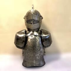 西洋 中世の騎士の鎧 ナイト ウイスキーデキャンタとショットグラスを