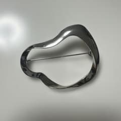 即購入⭕️シルバー 流線形 ブローチのサムネイル