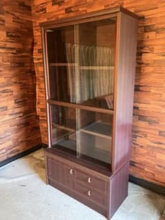 木製本棚 ガラス扉付き 収納棚 - メルカリ