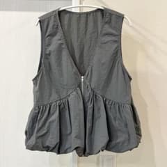 【値下げ】しまむら　フロントジップ ペプラムベスト グレー Lのサムネイル