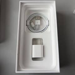 純正品　iPhone USB Lightningケーブルと充電アダプタのサムネイル