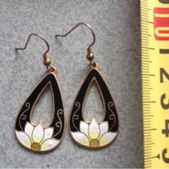 オリエンタルなピアス 黒×白×ゴールドのサムネイル