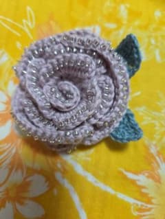 ハンドメイド かぎ針編み ビーズ付き バラ コサージュのサムネイル