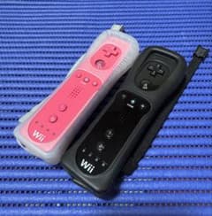 wiiリモコンブラック＆ピンク カバーストラップ付 清掃・除菌済み