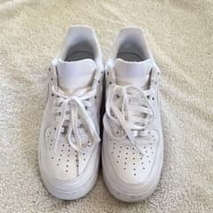 NIKE AIR FORCE 1 ホワイト スニーカーのサムネイル