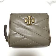 ✨美品✨トリーバーチ　二つ折り　キルティング　ロゴ金具　グレー　レザー TORY BURCH】 トリーバーチ キルティング 二つ折り財布 本革 グレー