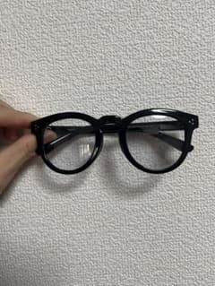 黒縁メガネのサムネイル
