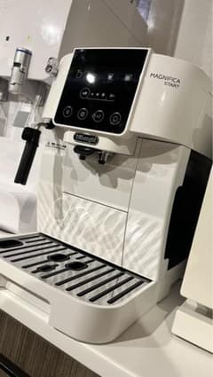 【美品】DeLonghi デロンギ マグニフィカ スタート ECAM22020Wのサムネイル