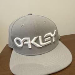 Oakley キャップ グレー 刺繍ロゴのサムネイル
