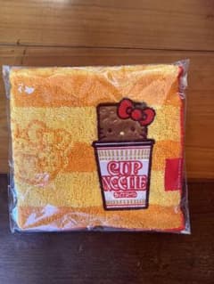 ハローキティ カップヌードル ミニタオル ハンカチのサムネイル