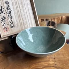 黄鍾九作 青磁花文茶碗 共箱 抹茶碗 黄鍾九作 青磁花文茶碗 共箱 抹茶碗（Hd） - メルカリ