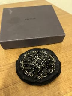PRADAプラダ　フラワー　ビジューブローチ PRADAプラダ フラワー ビジューブローチ - メルカリ