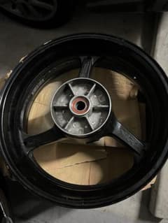 cbr1000rr sc57 リアホイール　値段交渉可のサムネイル