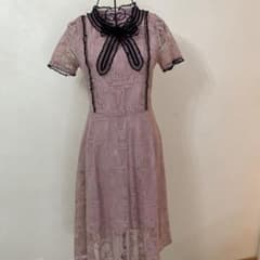 【美品】くすみピンク色レース 半袖 ひざ丈ワンピース結婚式二次会のサムネイル