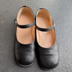 【期間限定　美品】制服に合わせやすい 黒ストラップシューズ 女の子のサムネイル