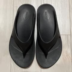 Oofos ブラック トングサンダル　ウーフォスのサムネイル