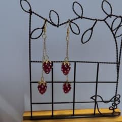 いちご 苺 ピアス ハンドメイド　シンプル可愛い(*´∀｀)２０００円に値下げのサムネイル
