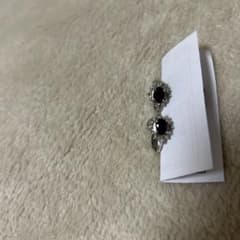 赤と銀色のイヤリングのサムネイル