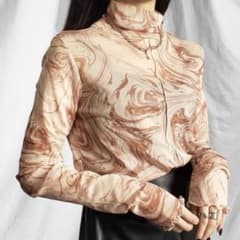 総柄マーブルシアーハイネックトップスのサムネイル