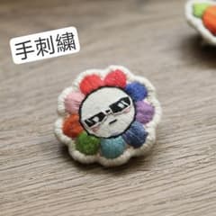 手刺繍で作られた精巧な小さなブローチのサムネイル