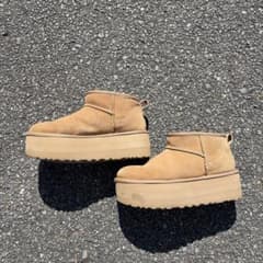 UGG クラシック ウルトラ ミニ プラットフォーム ブーツ