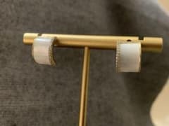 ホワイト シェル風 ピアス ゴールド 上品 大人可愛い キラキラのサムネイル