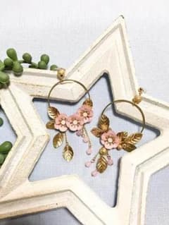 ゆらゆら揺れるフラワーピアス　ピンク　花のサムネイル