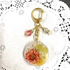 レジンキーホルダー・チャーム マトリカリアオレンジ系 - メルカリ