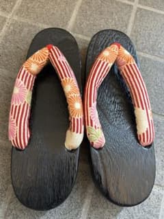 黒い木製草履 花柄のサムネイル