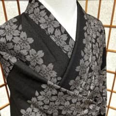 「希少品」着物 本場大島紬 むらなか 洗い張り 証紙付 正絹 着分 泥染 証紙あり 本場大島紬【むらなか】純泥染《黒地 花々》 - メルカリ