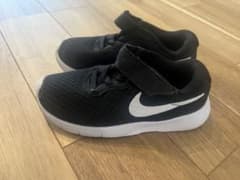 キッズ　Nike ブラック スニーカー 11C 17センチのサムネイル